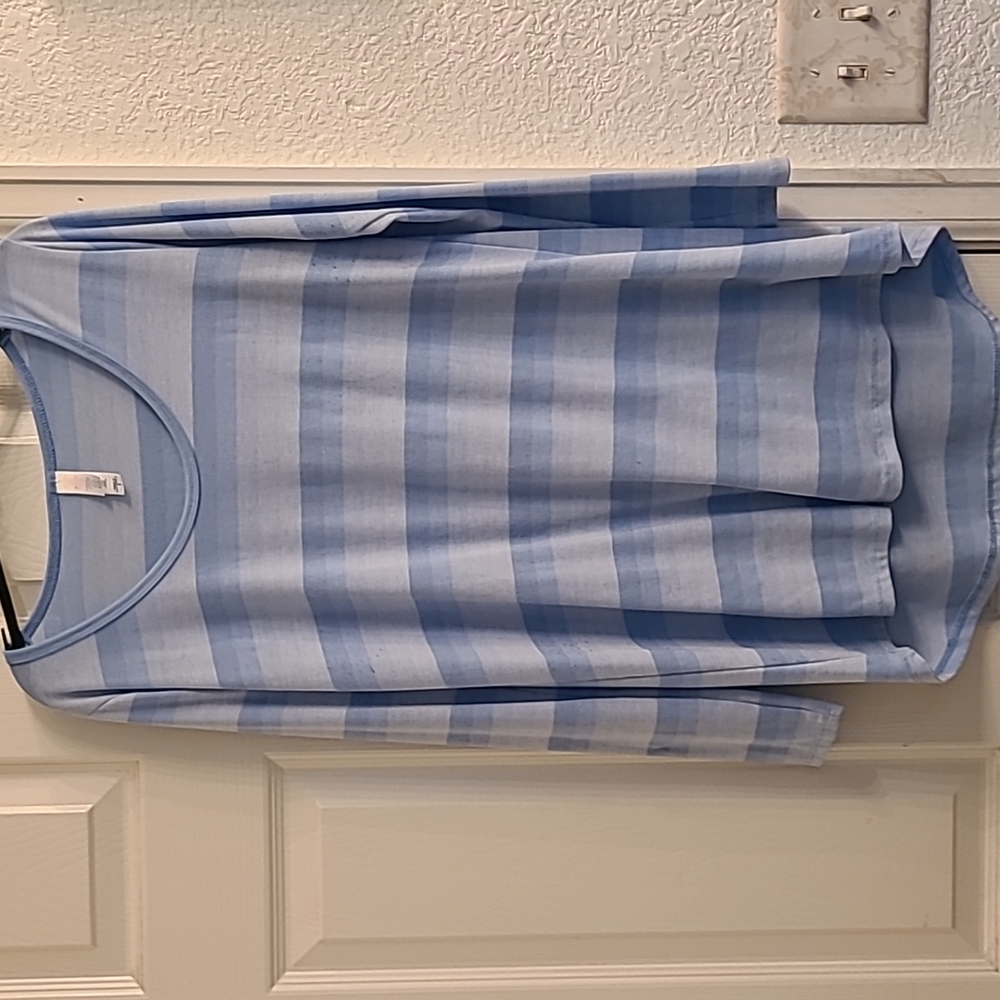 Lularoe Lynnae long sleeved tunic length tee